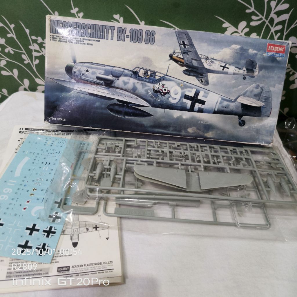 Pesawat Academy Messerschmitt BF109 G6 Model Plane 1:72