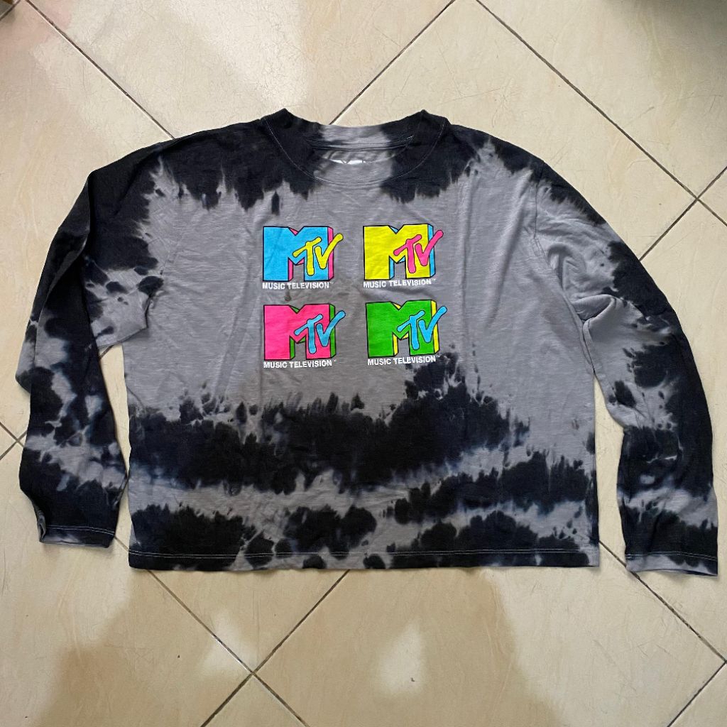 Kaos lengan panjang cropped top MTV official license merchandise original brand new without tag. Kao