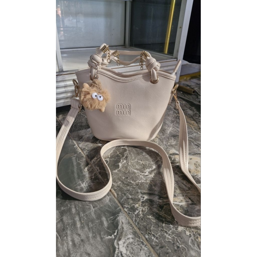 tas selempang miu miu