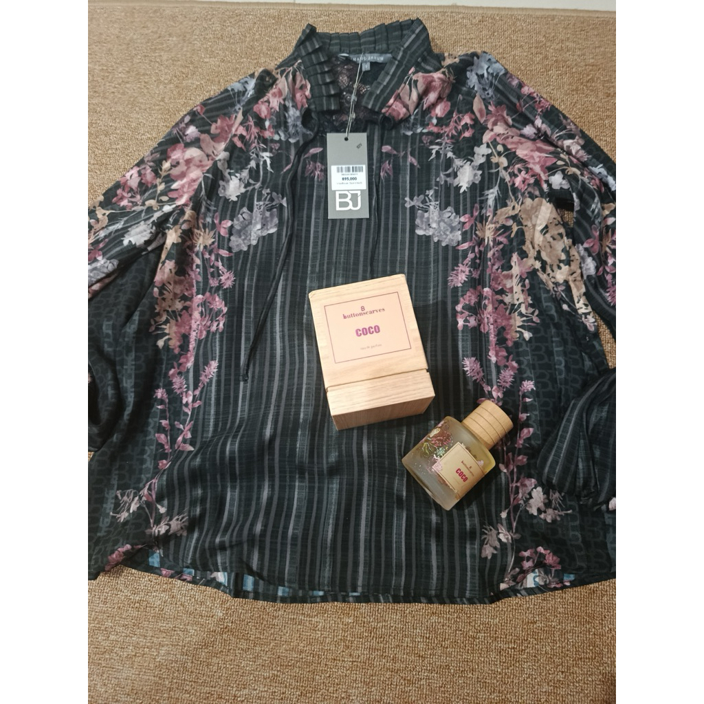 Buttonscarves dan Benang Jarum Blouse