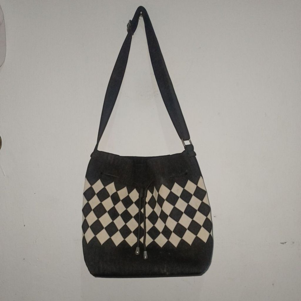 (PRELOVED PRIBADI) TAS SELEMPANG RAJUT WANITA HITAM PUTIH KUNCI SERUT