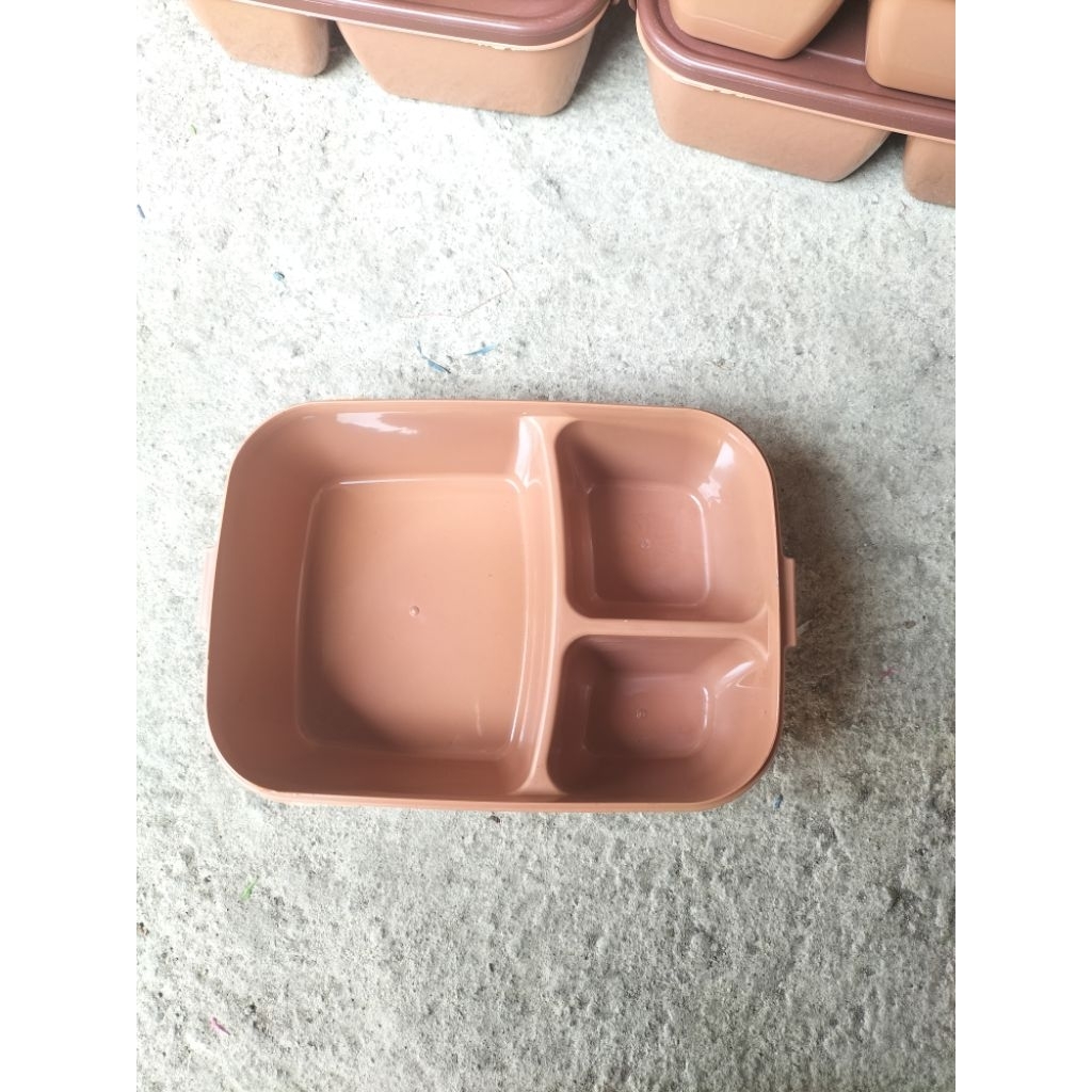 (12 pcs ) OMPRENG HAPPY 3 SEKAT CHOCO- Ompreng kotak makan / kotak bekal / lunch box sekat