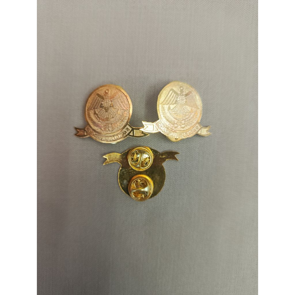 Pin untuk topi mut perhubungan