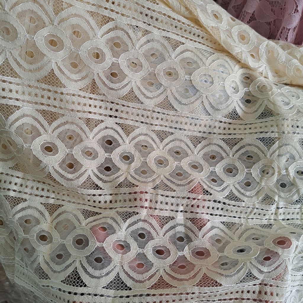 kain brokat semi prada//kain brukat katun premium//kain brokat warna gading//kain brokat eksklusif