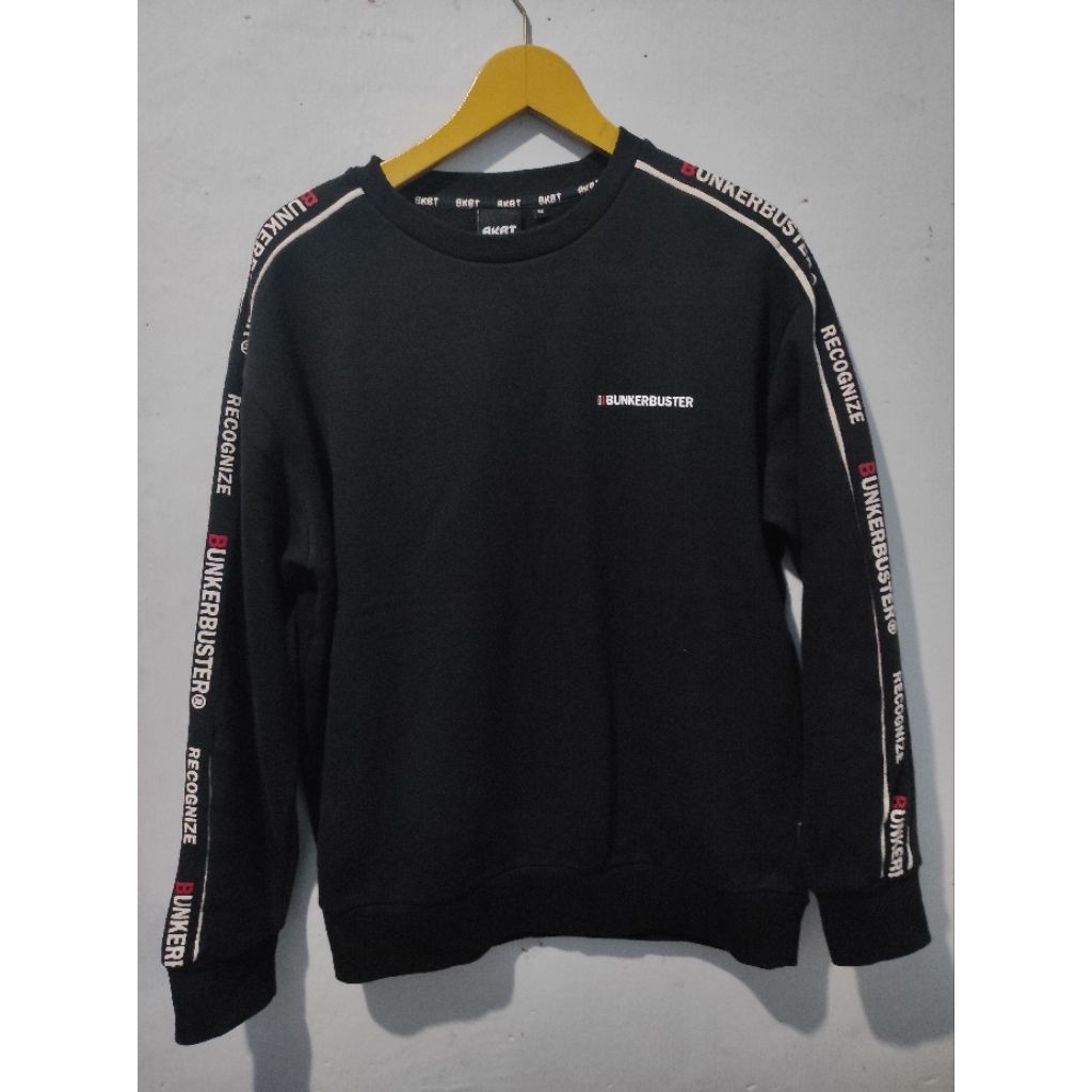 CREWNECK BKBT HITAM SPELL OUT