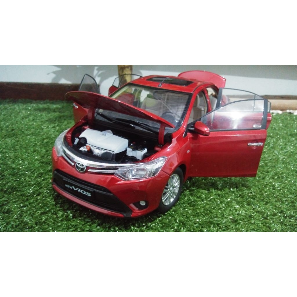 Diecast Miniatur Toyota Vios 2013 skala 1:18