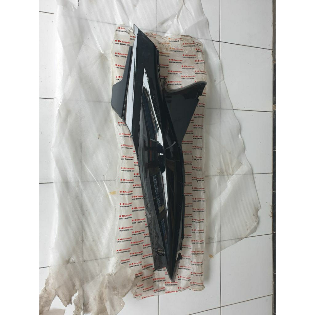 Cover Body Bodi Belakang Kiri Kawasaki Kaze Zone Hitam Original