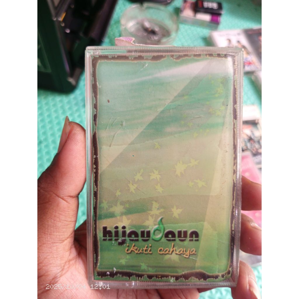 Kaset Pita Hijau Daun Ikuti Cahaya