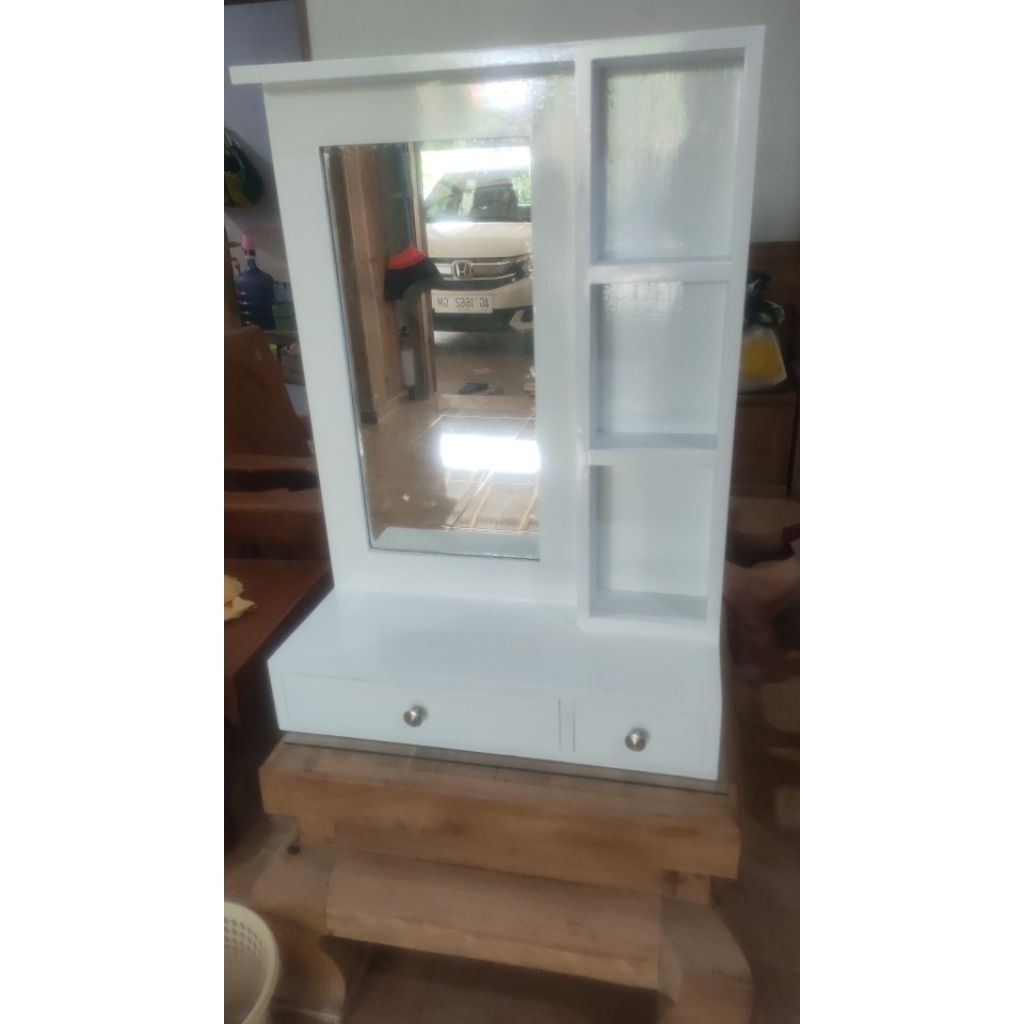 meja rias tempel dinding