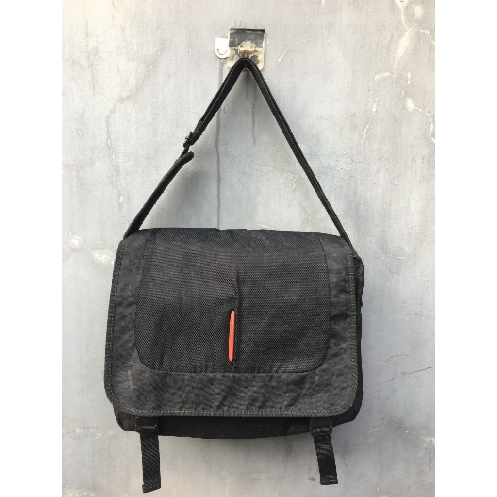 Tas Selempang Hitam Samsonite