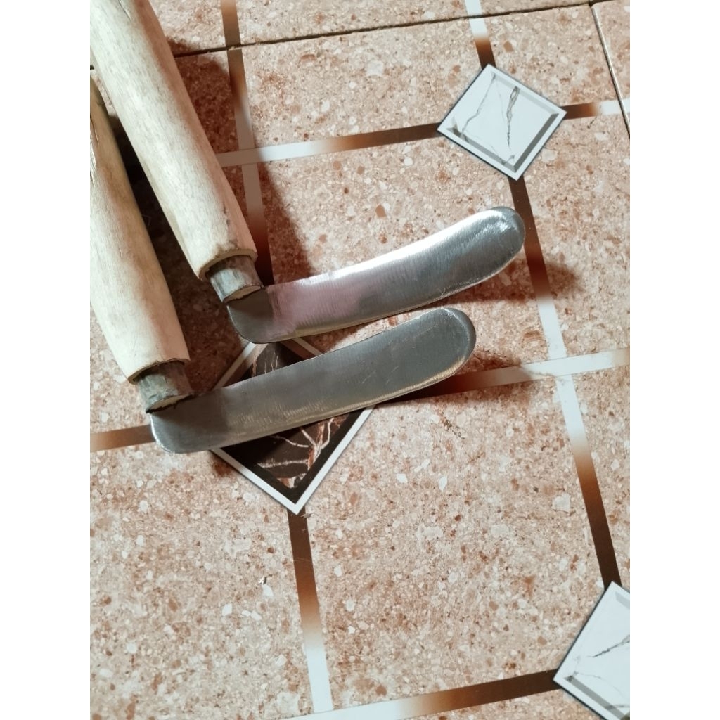 pisau cungkil kopra kelapa tua