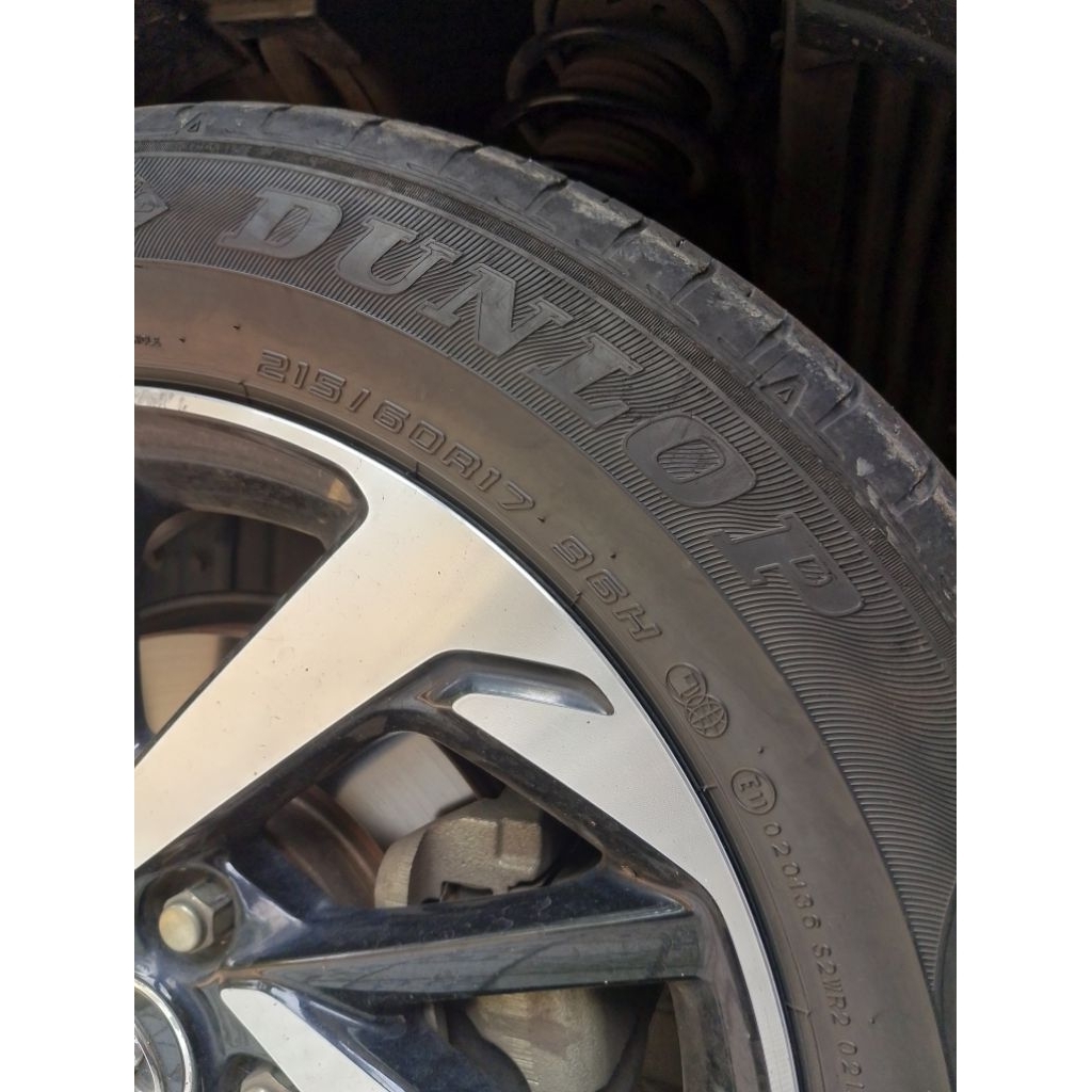 Ban mobil bekas 215/60/R17 Dunlop all new rush trd terios