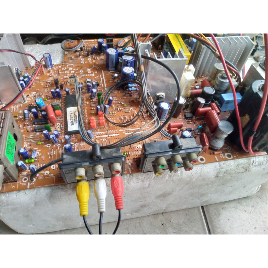 Mesin TV tabung slim 29inc merk LG, normal.