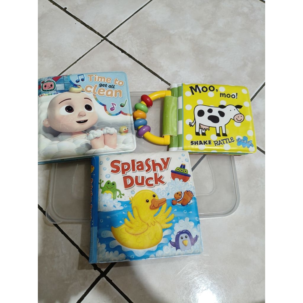 preloved buku mandi / bath book / splish splash book Cocomelon duck and moo