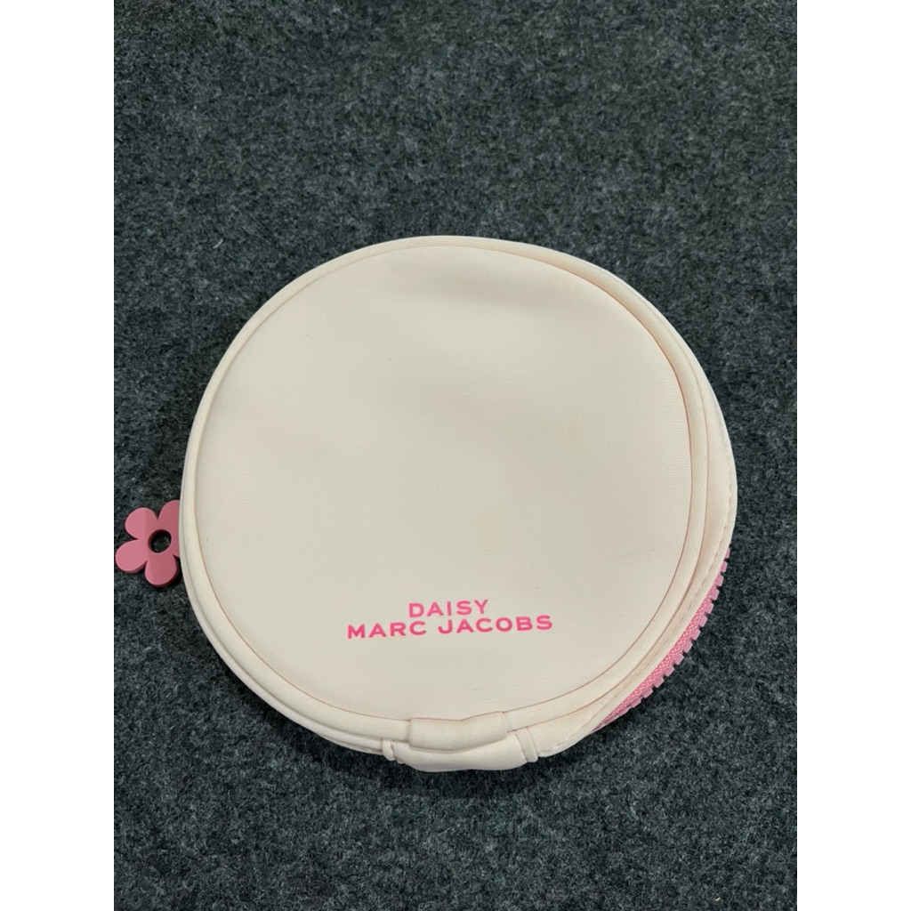 DAISY MARC JACOBS Pouch Original – Tas Kosmetik / Makeup Bag / Travel Case Bulat Warna Krem Pink