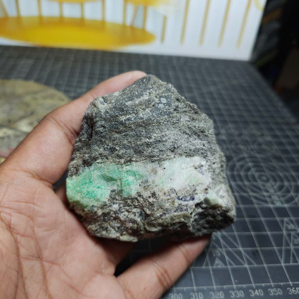 Batu Natural Emerald Rough (3)