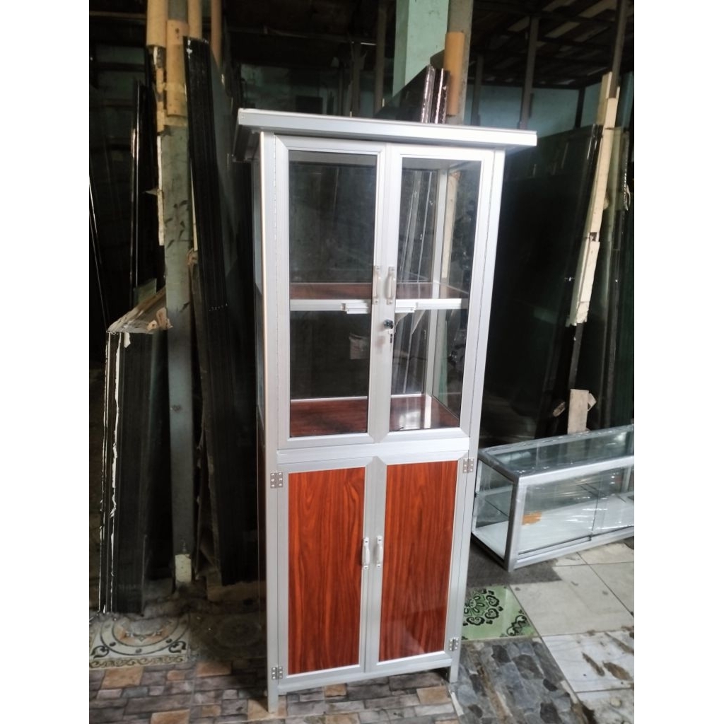 Etalase kaca bensin eceran