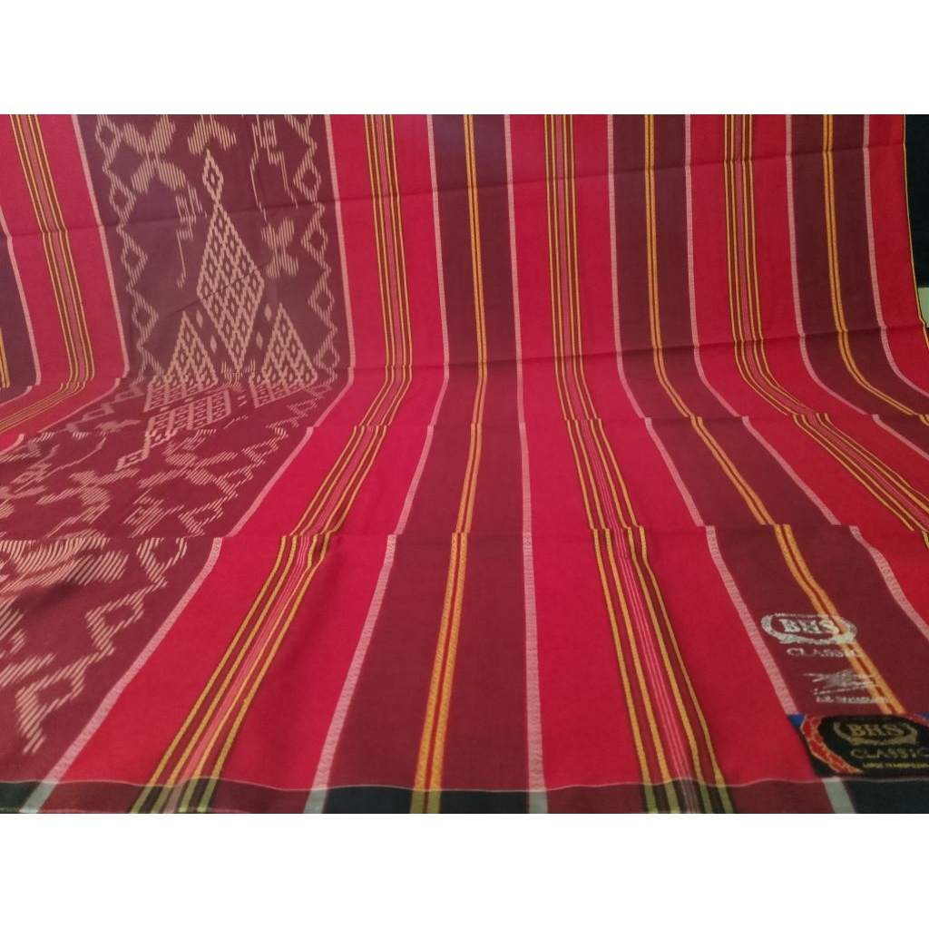 sarung BHS second ond type clasic bertandatangan warna merah masih mulus..HARGA NET..(lihat Deskrips