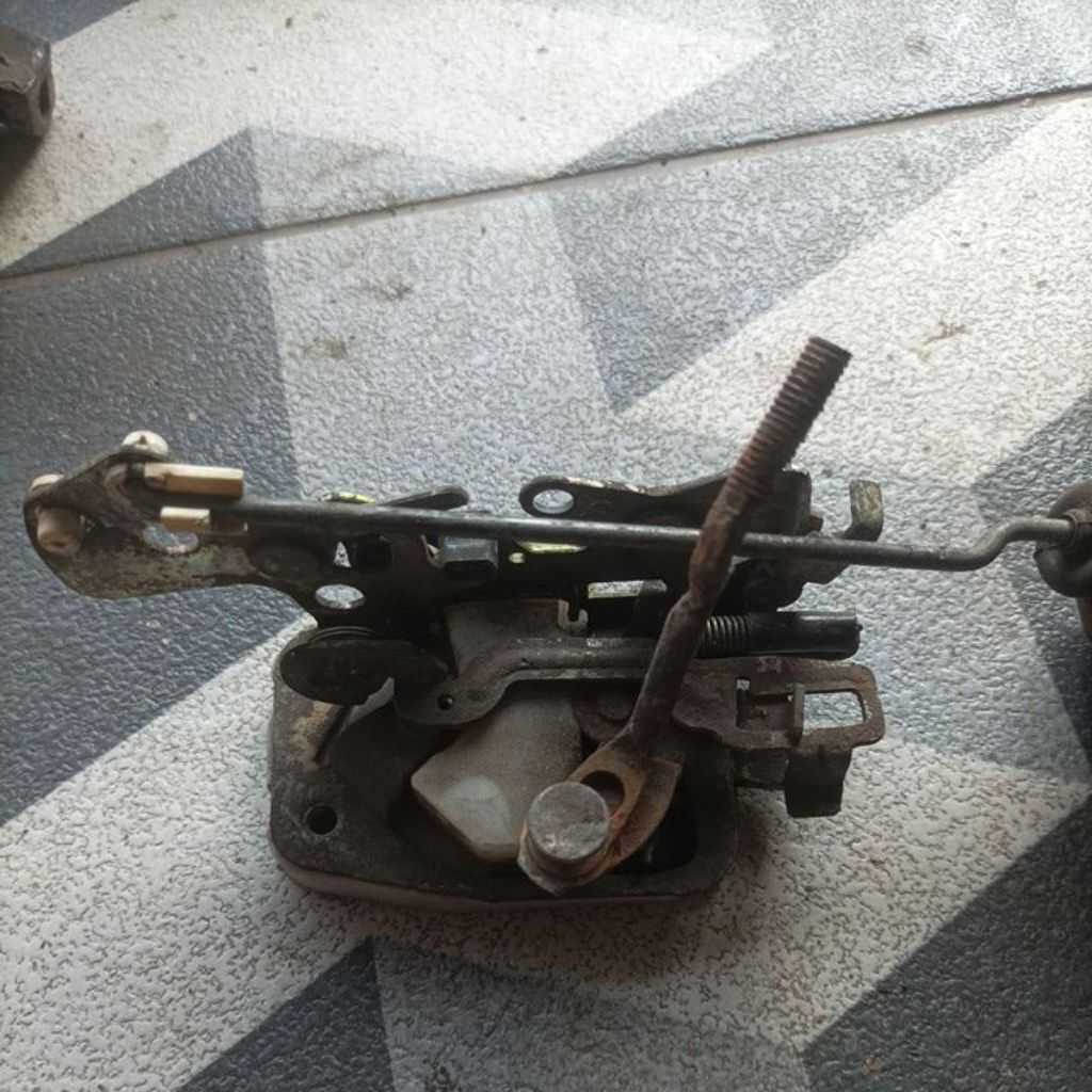 doorlock kanan belakang mazda 626 SGX Fordtelstar