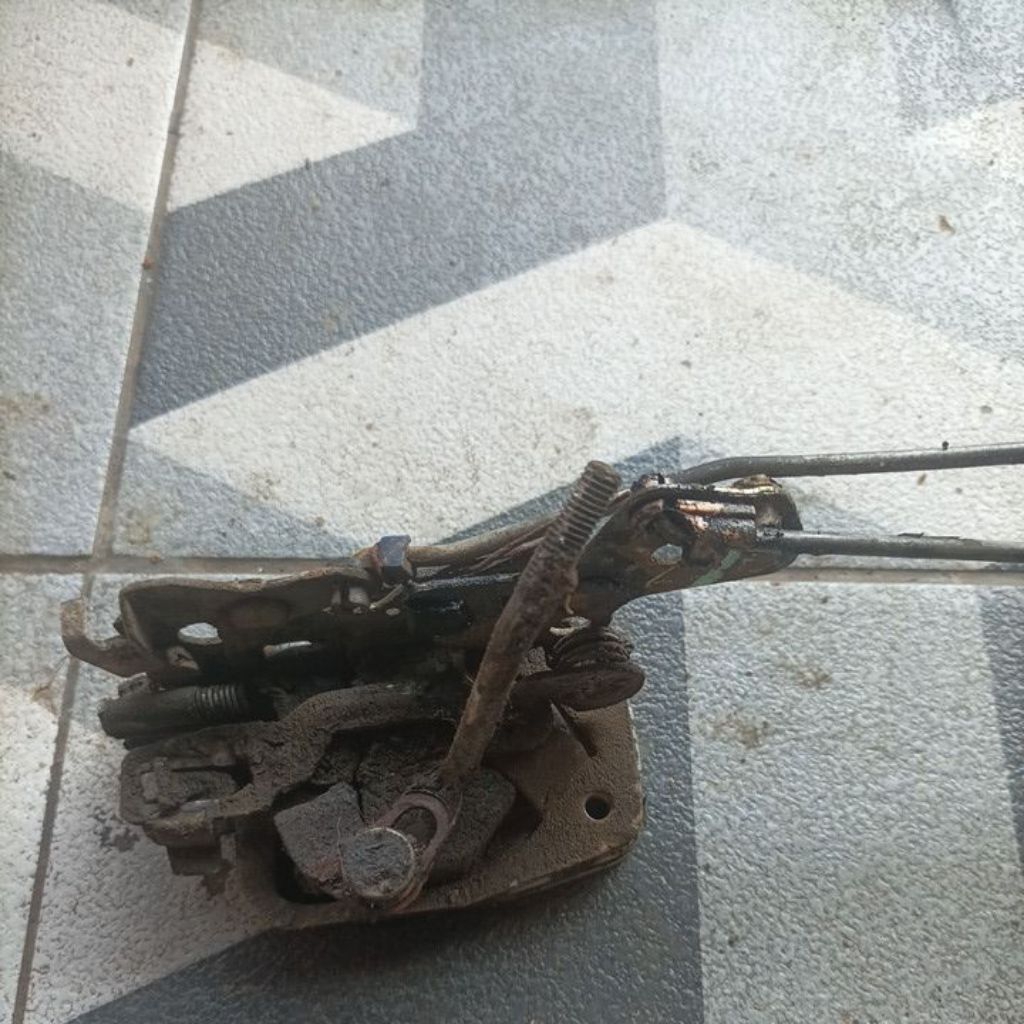 doorlock kiri belakang mazda 626 SGX Fordtelstar