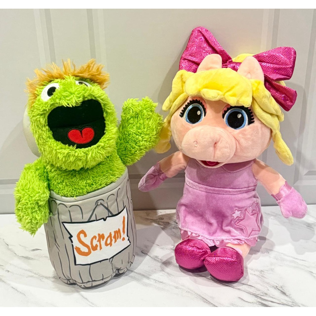 Boneka Plushie Miss Piggy Disney Store & Oscar Sesame Street Kohl’s Cares