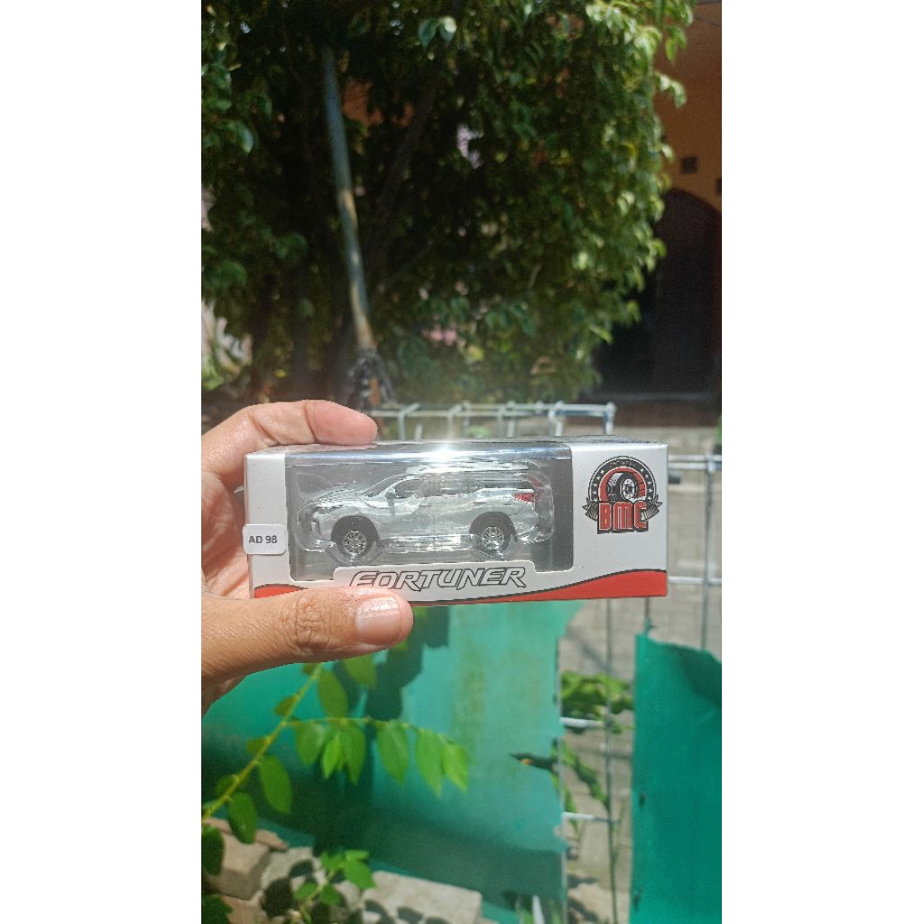 diecast miniatur mobil Toyota Fortuner BMC 1/64 miniscale putih