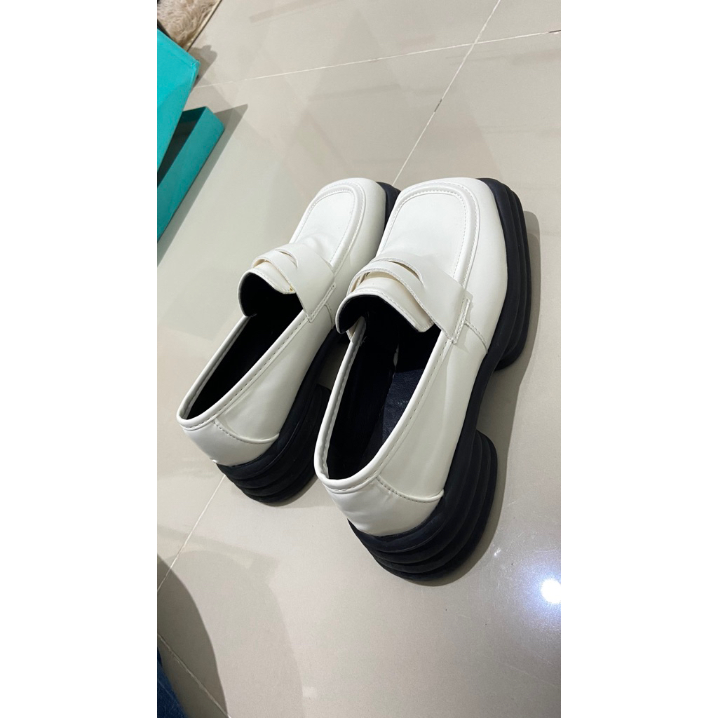 Preloved Sepatu Putih