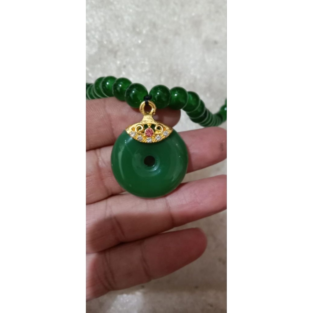 kalung liontin giok donat hijau tua