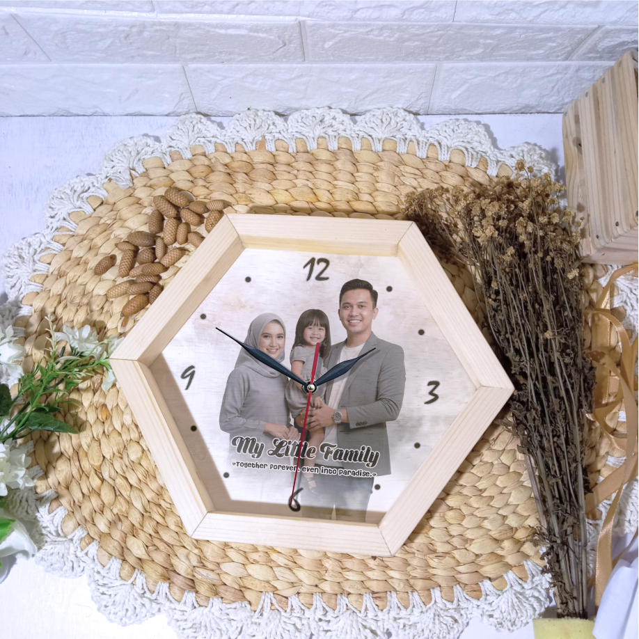 HADIAH UNIK CETAK FOTO KAYU, KADO KAYU CUSTOM, JAM FOTO CUSTOM, JAM KAYU CUSTOM FOTO, JAM FOTO KAYU,