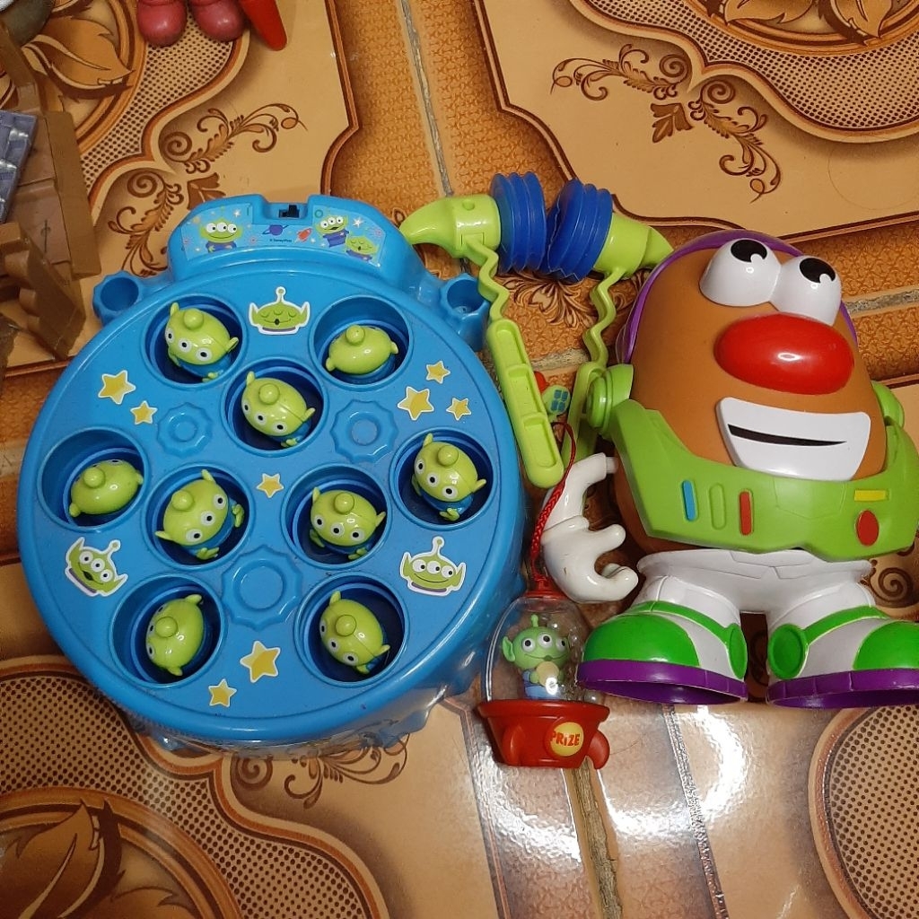 figure toy story mr potato buzz lightyeard, alien toys story mainan pukul , dan gantungan kunci alie