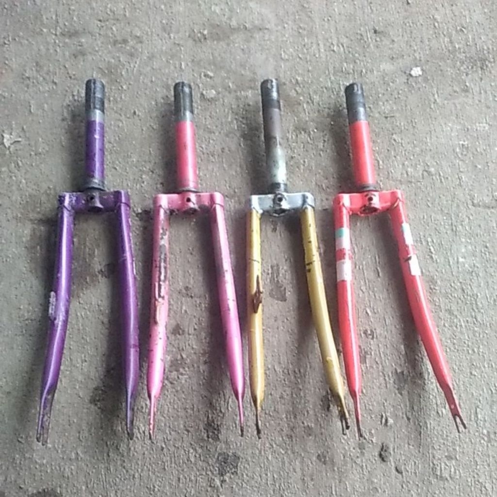 FORK SEPEDA UNTUK UKURAN 20IN FORK BEKAS YA..