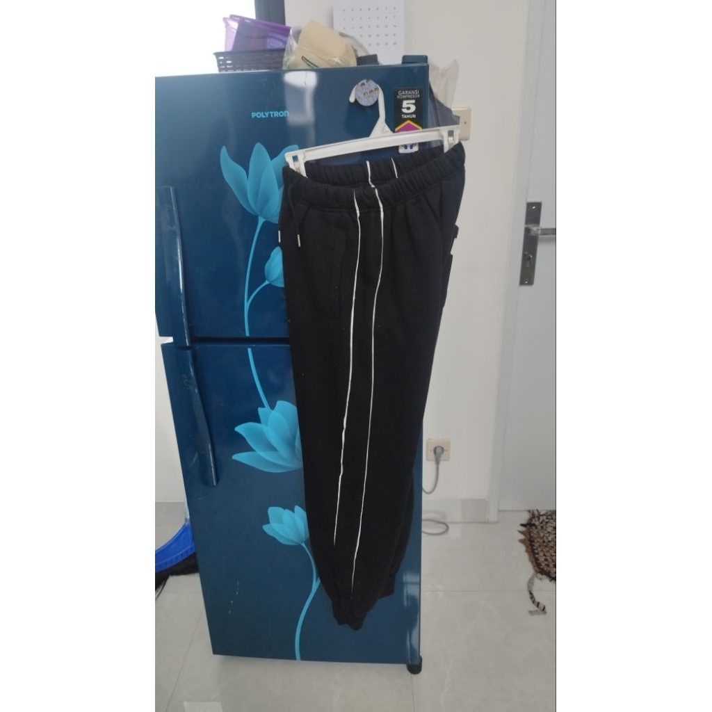 JOGGER A ROUND COVER (ACOVER) HITAM LIST PUTIH