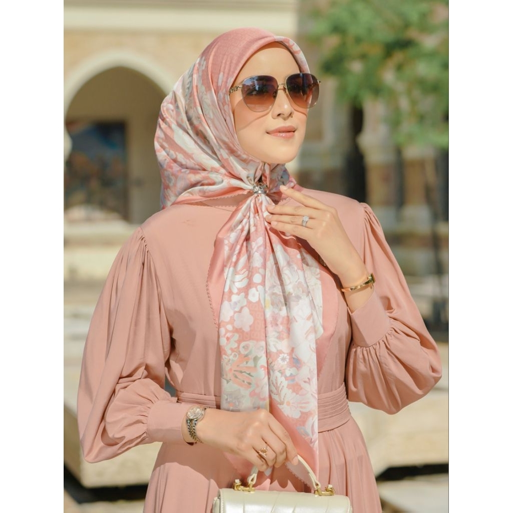 Buttonscarves (Exclusive Malaysia) : Bel Fle Tulip, Florescent Moonbeam