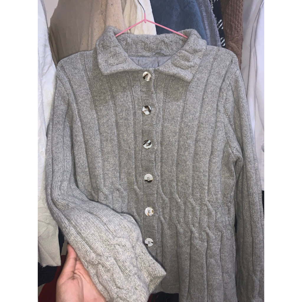 Kardigan Rajut Berkerah dengan Kancing Dekoratif (Warna Abu-abu Muda) ball korea