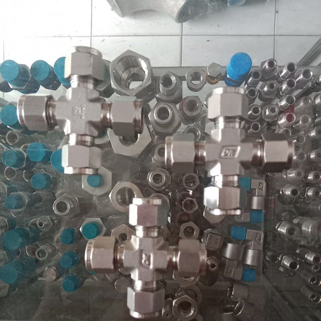 Union Cross 3/8" OD SS316 DK-LOK