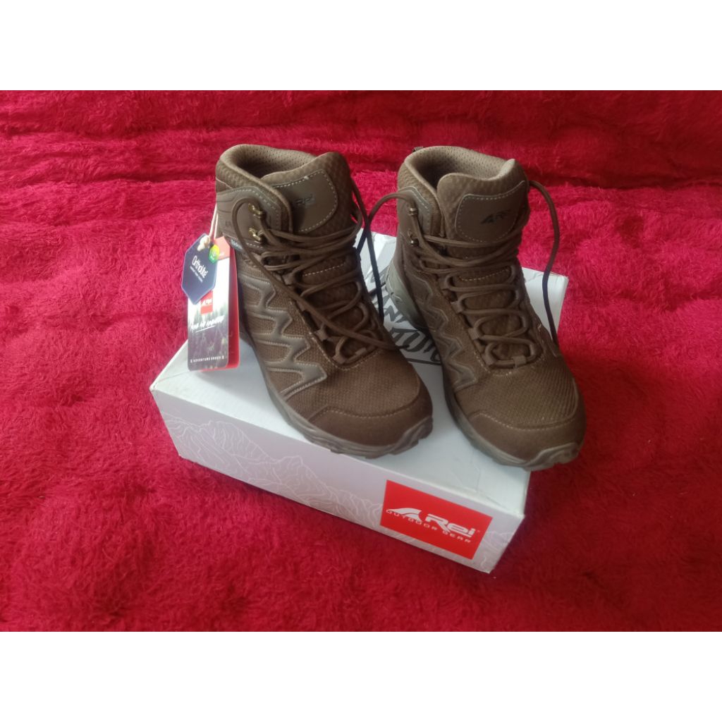 Sepatu Gunung Outdoor ARei Montreal Second