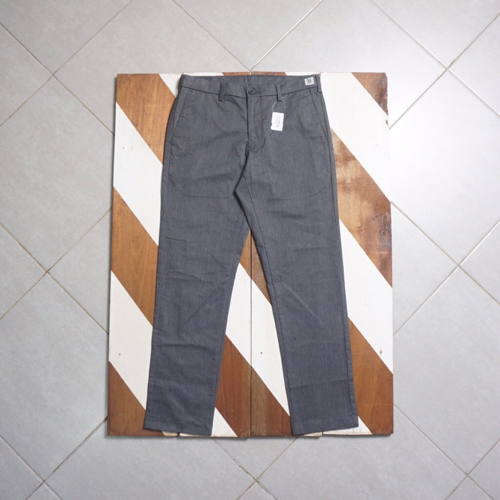 Celana chinos abu Uniqlo