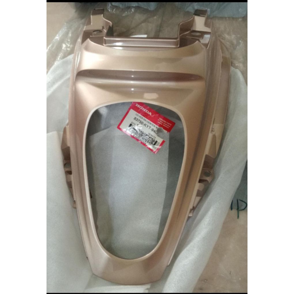 83750-KYT-940PFW cover center pl cover lampu belakang honda scoopy karbu original AHM