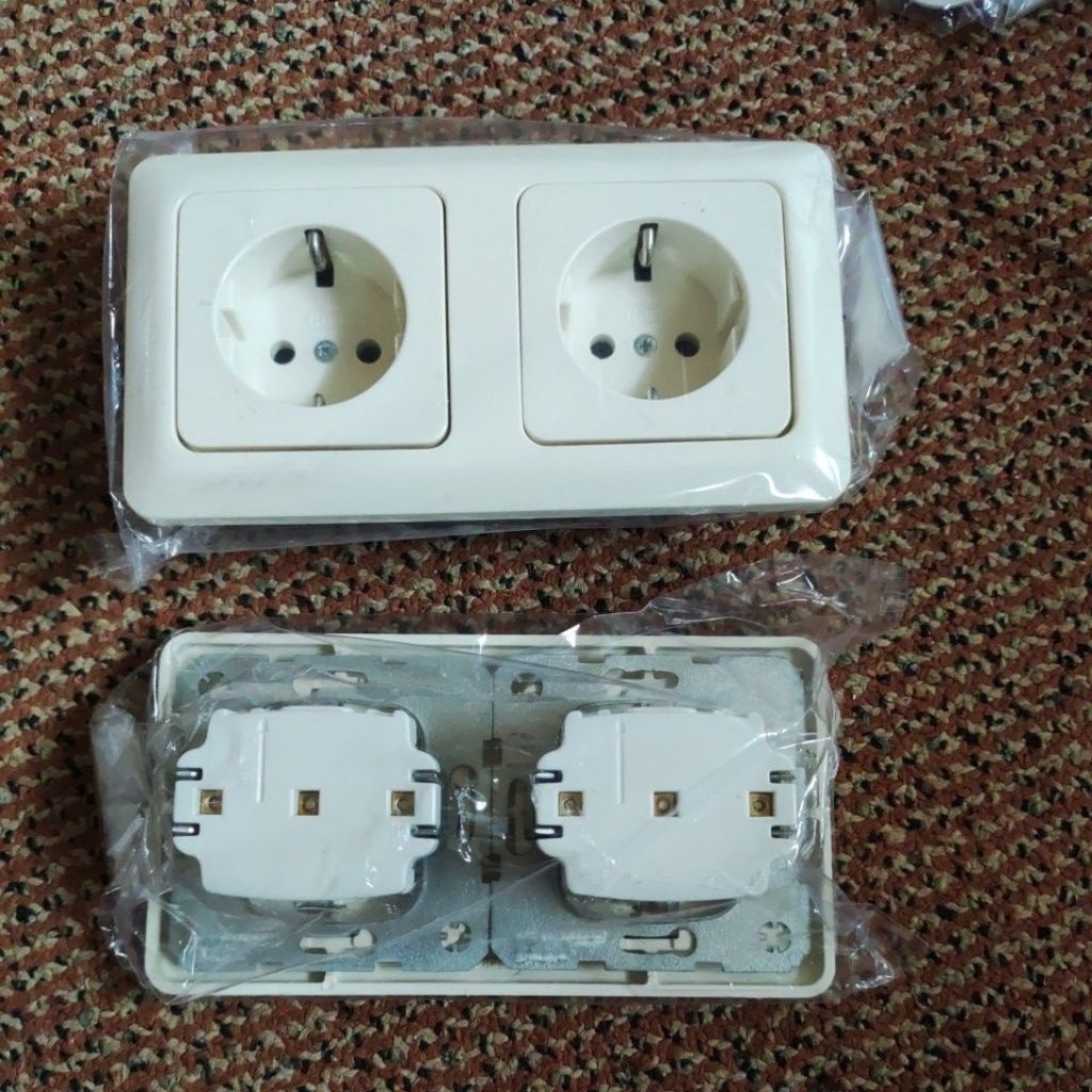 Stop Kontak Ganda Double 2 lubang Berker Bekas Mulus