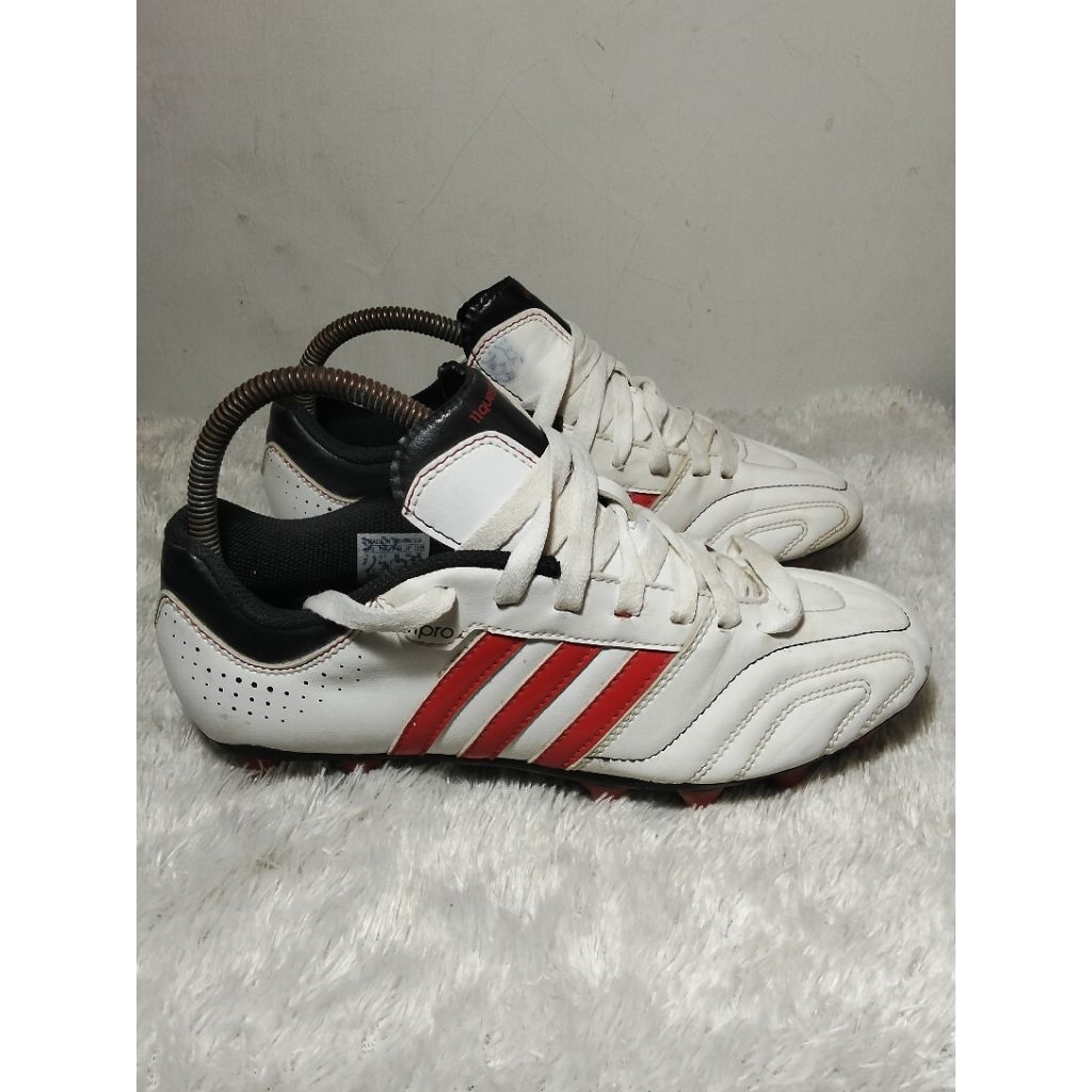 Sepatu bola Adidas 11questra size 40