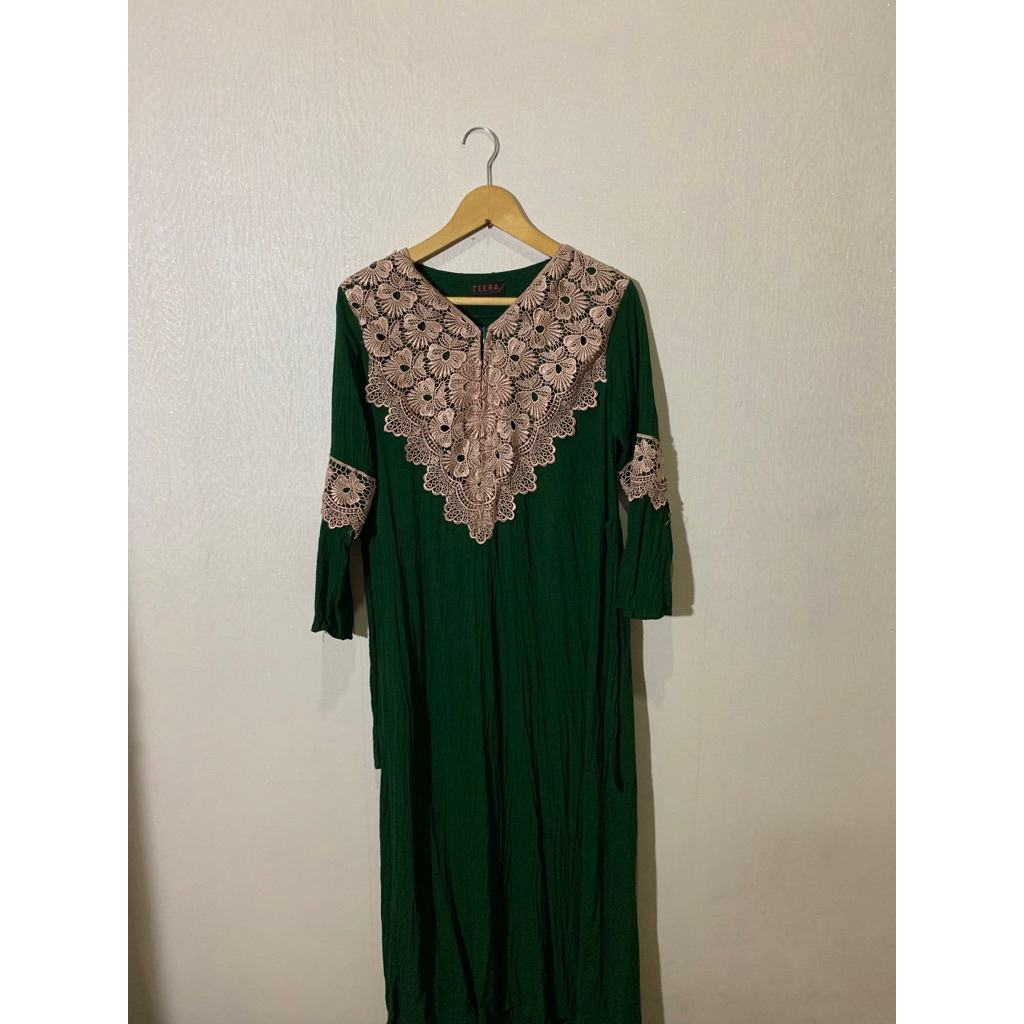 Gamis Wanita Hijau Emerald Detail Brukat Tile V-Neck | Preloved