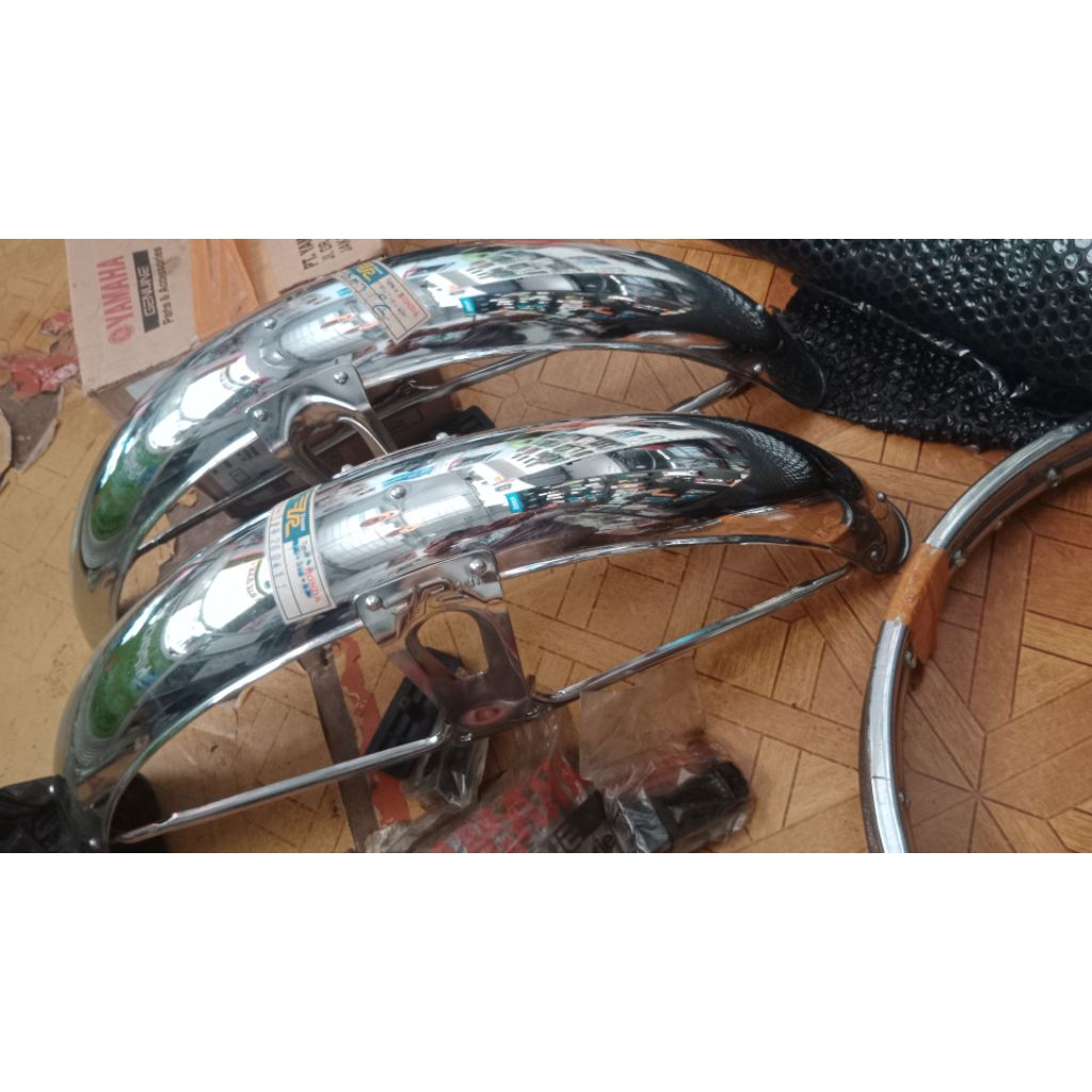 spakbor depan CB 100 C90  urami stok lama
