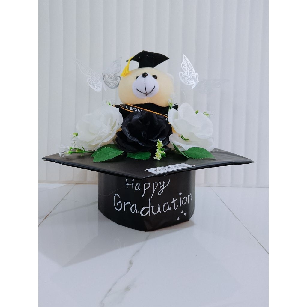 box toga wisuda, buket boneka wisuda,dengan bunga hitam dan putih