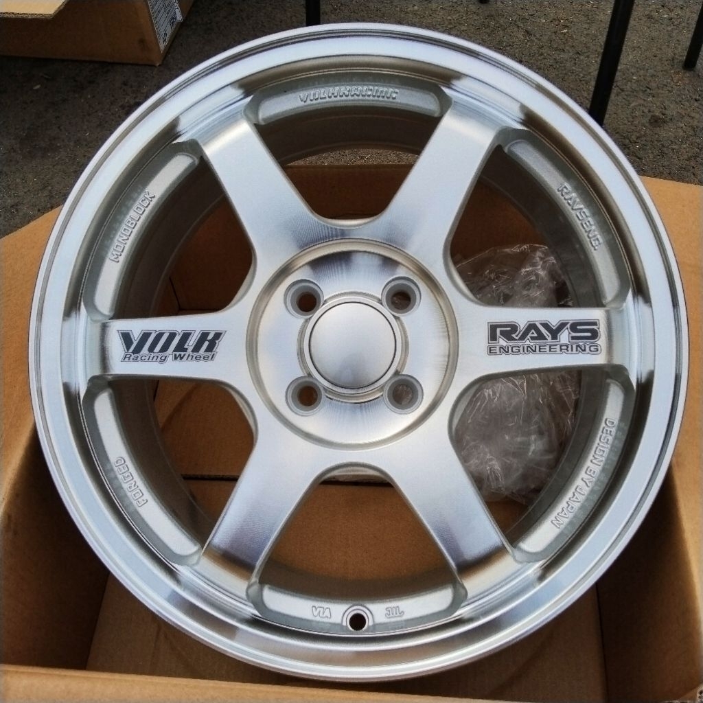 Velg JDM Volk Rays Racing Te37 R16 Pcd 4x100 Lebar 7 ET40 Silver Machine