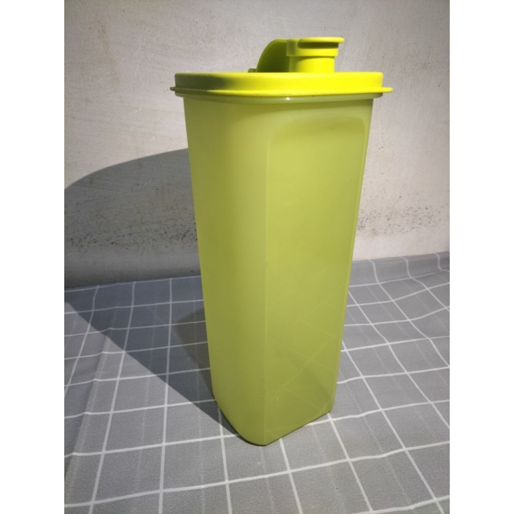 Tupperware Slim Line berwarna hijau dengan kapasitas 2 liter.