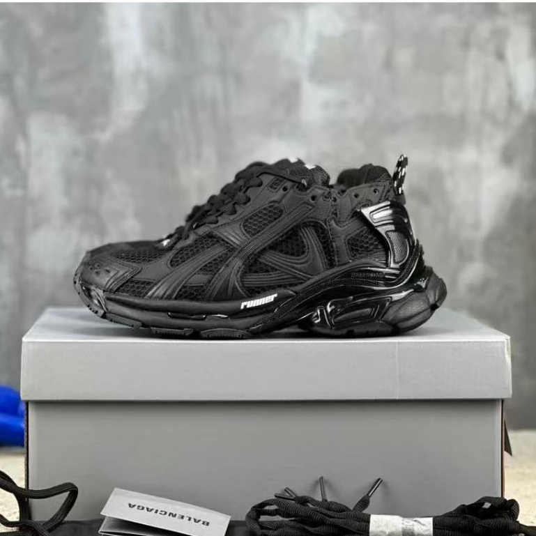Balenciaga Balenciaga Runner round toe lace up low top dad shoes for women, black