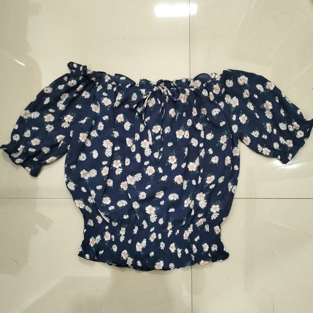 Preloved Blouse Sabrina Bunga-Bunga