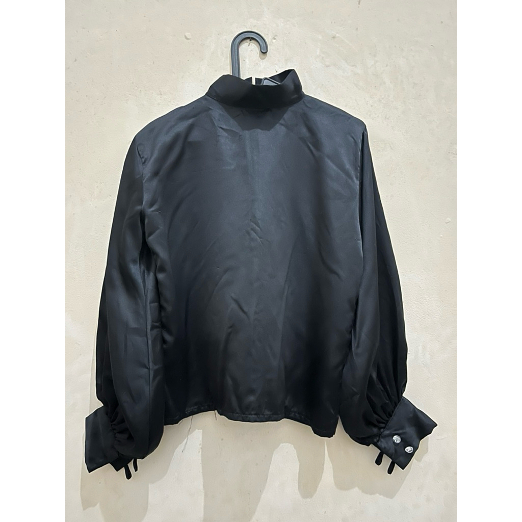 [PRELOVED] Blouse Satin lengan balon - All Size | Hitam