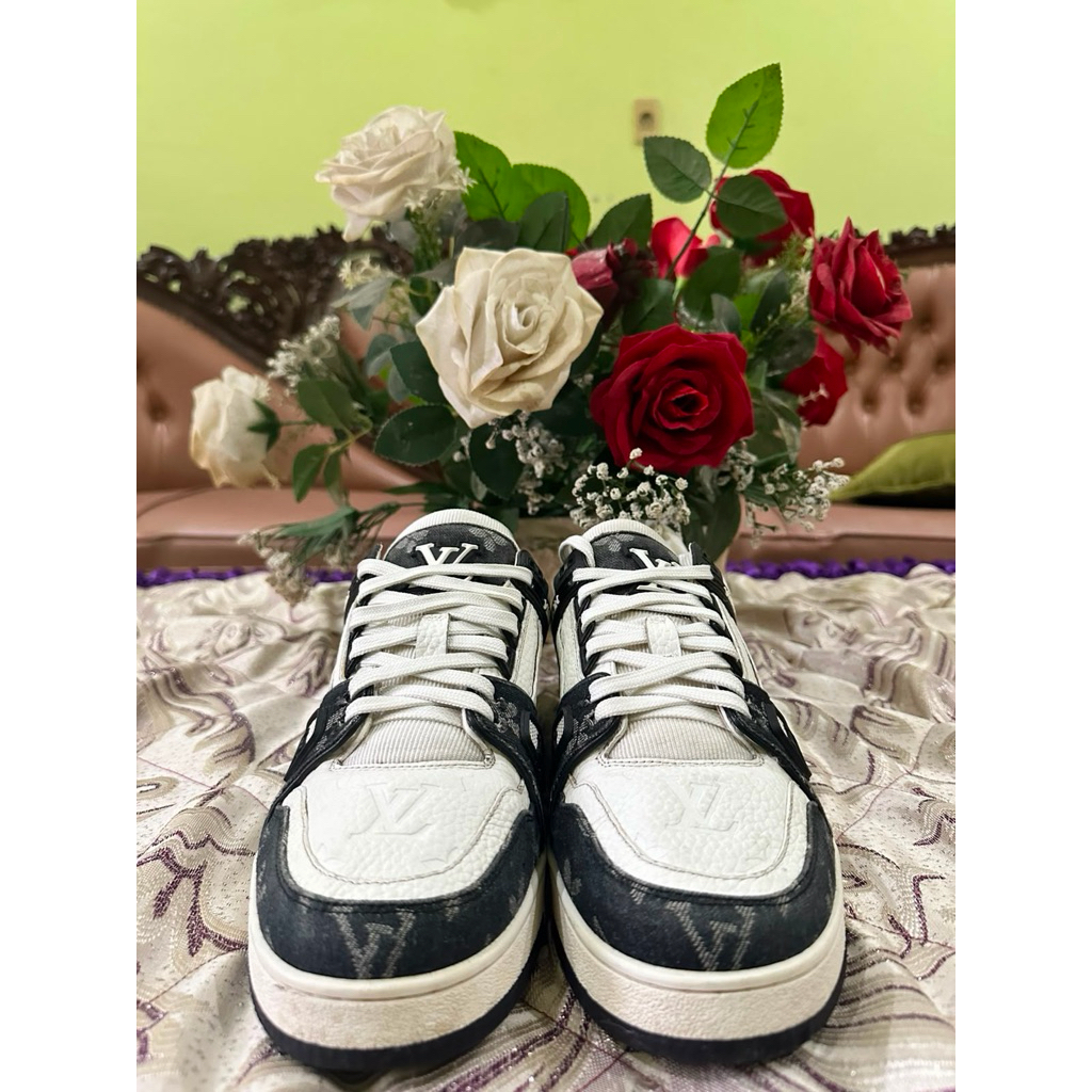 sepatu LV trainer black white