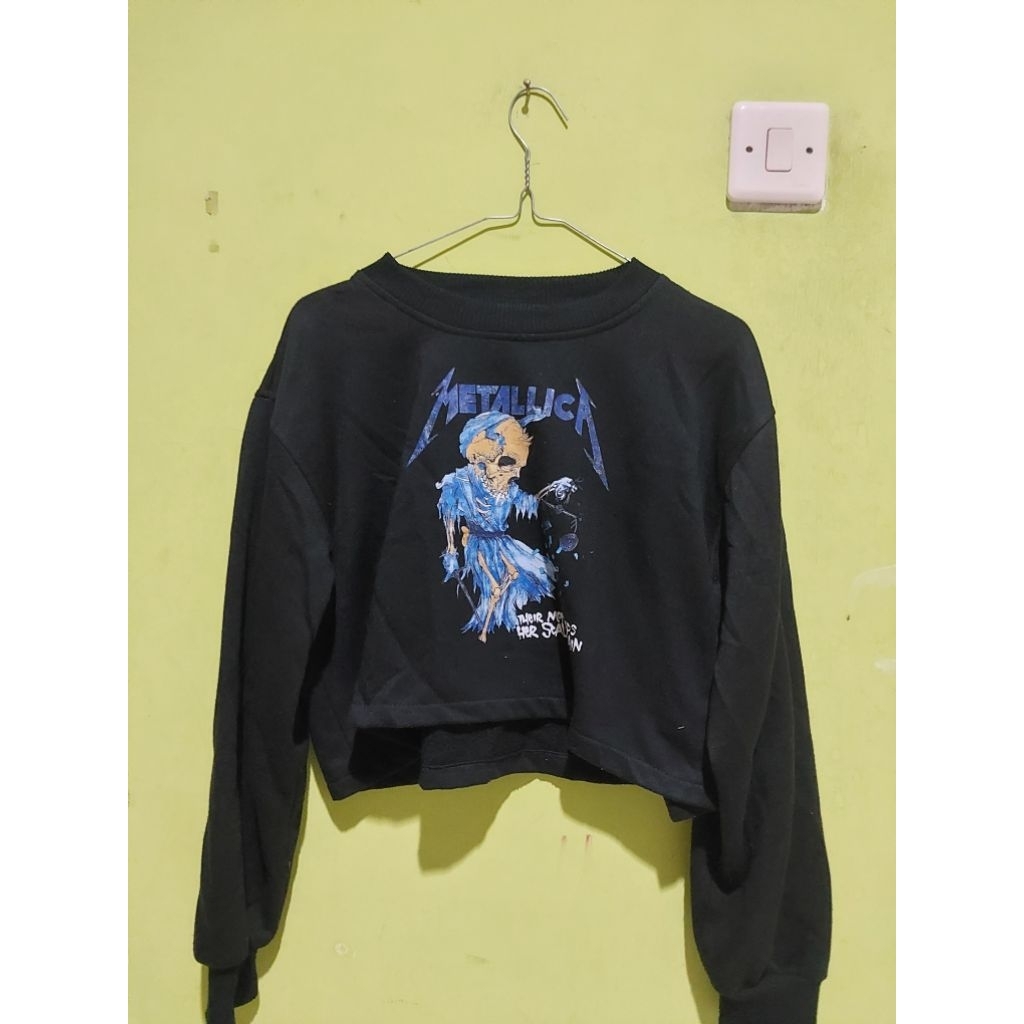 Preloved – Sweater Crop Black Metalica